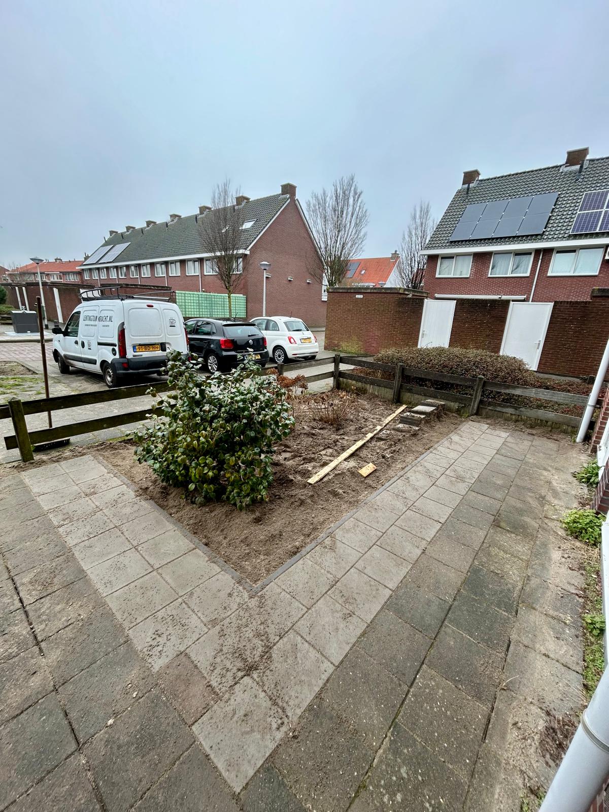 Voortuin aanleg met Lenting Tuinkracht bedrijfswagen